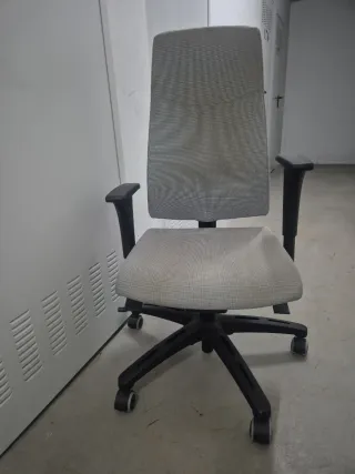Silla de oficina ergonómica gris y negra