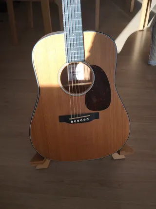 Soporte  de guitarra de madera.