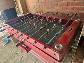 Futbolín de madera rojo