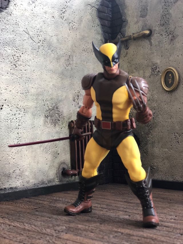 Mezco Wolverine Traje Naranja