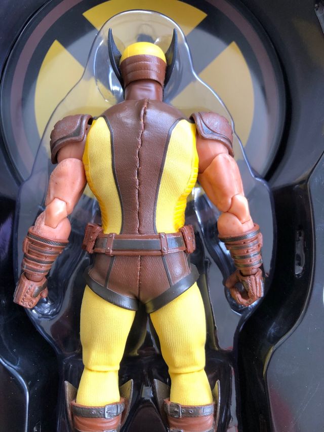 Mezco Wolverine Traje Naranja
