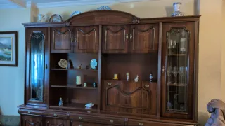 Mueble de salón de madera oscura