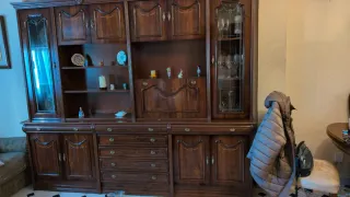 Mueble de salón de madera oscura