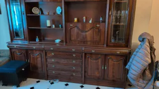 Mueble de salón de madera oscura