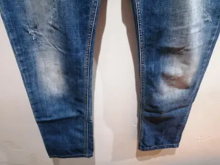 Pantalón vaquero roto. Des Jeans.