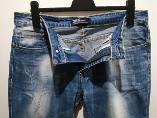 Pantalón vaquero roto. Des Jeans.