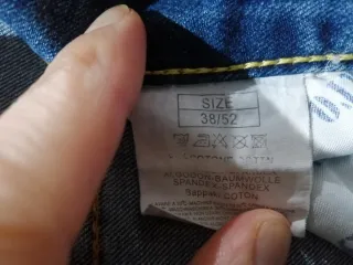 Pantalón vaquero roto. Des Jeans.