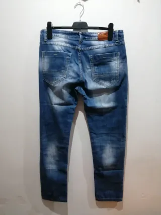 Pantalón vaquero roto. Des Jeans.