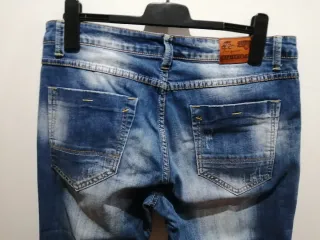 Pantalón vaquero roto. Des Jeans.