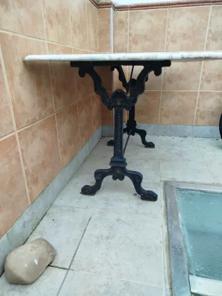 Mesa de mármol y hierro fundido