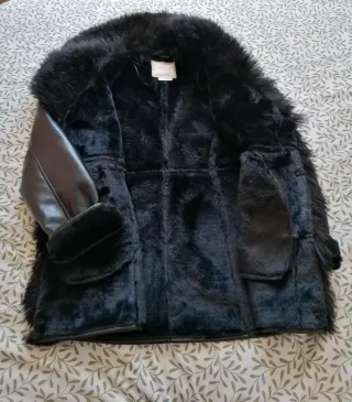 Abrigo negro con pelo