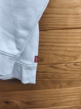 Sudadera Levis Color Blanco y Rojo Talla XS.