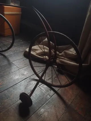 Bicicleta vintage antigua roja de metal antigüedad