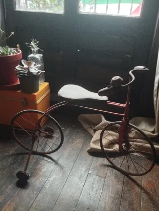 Bicicleta vintage antigua roja de metal antigüedad