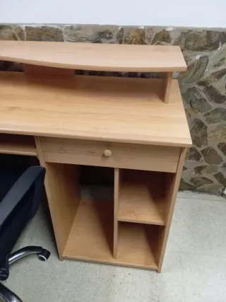Escritorio y silla de madera y metal