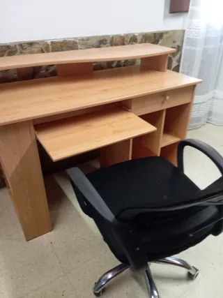 Escritorio y silla de madera y metal