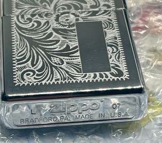 Mechero Zippo USA  con grabado floral