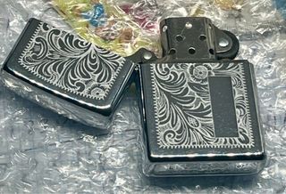 Mechero Zippo USA  con grabado floral