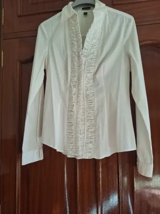 Camisa blanca con volantes