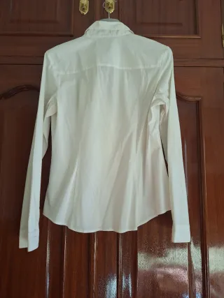 Camisa blanca con volantes