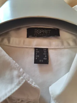 Camisa blanca con volantes