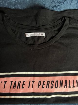 Camiseta negra con mensaje