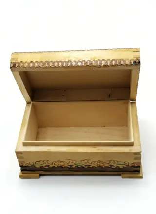 Bonita caja antigua de madera policromada
