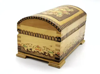 Bonita caja antigua de madera policromada