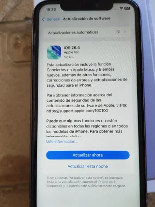 iPhone 11 con accessori