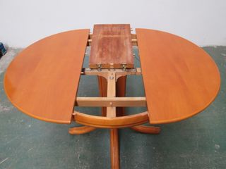 Mesa de comedor redonda de madera