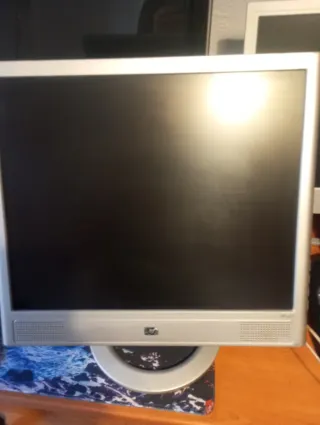 Monitor HP 17 con altavoces,sin los cables.