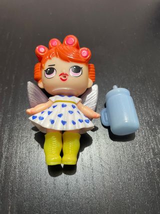 Muñeca LOL con biberón y alas