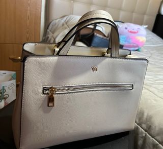 Mala elegante senhora castanha
