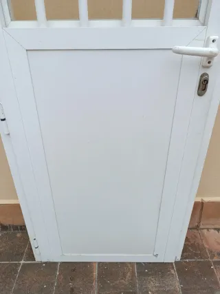 Puerta aluminio blanca con rejas
