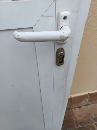 Puerta aluminio blanca con rejas