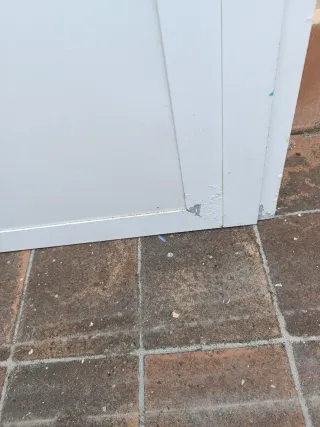 Puerta aluminio blanca con rejas