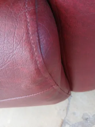 Sillón de piel rojo con manta