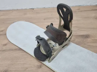 Equipo snowboard: tabla + botas + gafas