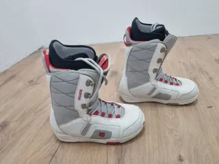 Equipo snowboard: tabla + botas + gafas