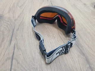 Equipo snowboard: tabla + botas + gafas