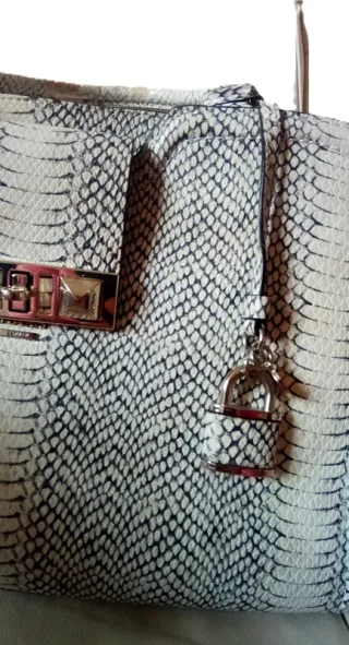 Borsa Guess effetto pitonato