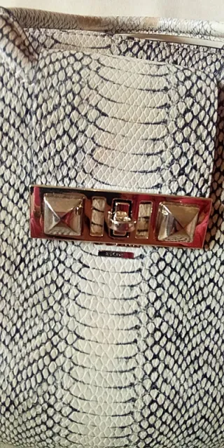 Borsa Guess effetto pitonato