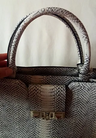 Borsa Guess effetto pitonato