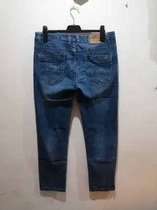 Pantalón vaquero recto.  Mastino.