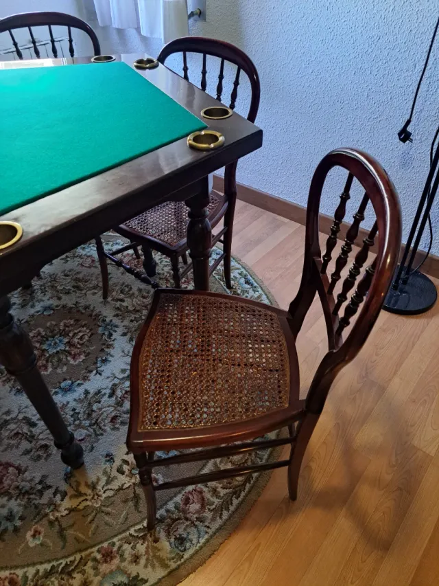 Mesa de juego cartas madera + sillas