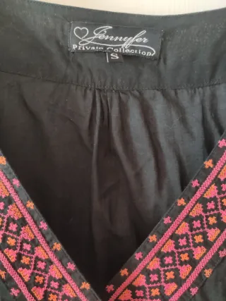 Blusa negra escote V bordada