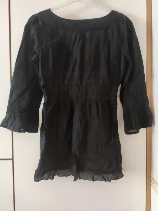 Blusa negra escote V bordada