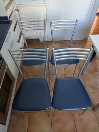 Mesa extensible y 4 sillas