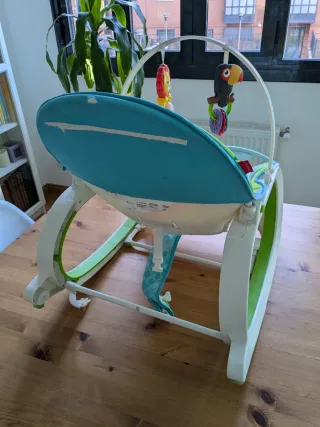 Hamaca para bebé con juguetes