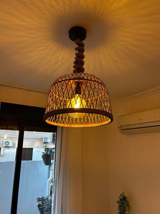 Lámpara de techo de bambú con soga de yute.